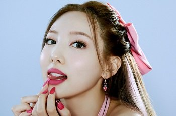 Nayeon TWICE bị phát hiện cặp đại gia